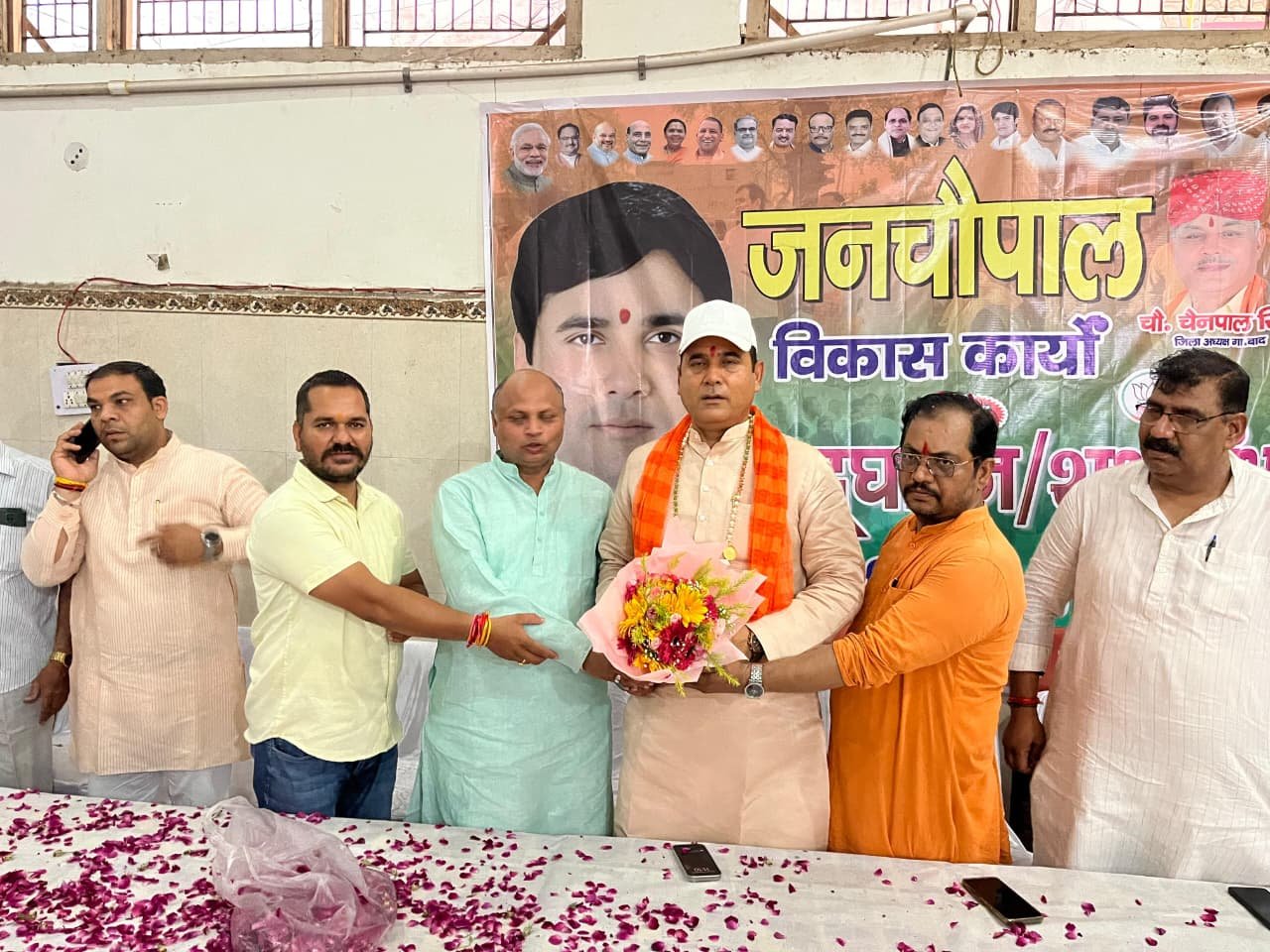 गुलाब वाटिका में विधायक नंदकिशोर गुर्जर ( MLA Nand Kishore Gurjar) ने लगाई जनचौपाल, जन समस्याओं का किया निस्तारण, कहा लोनी का सर्वांगीण विकास है लक्ष्य