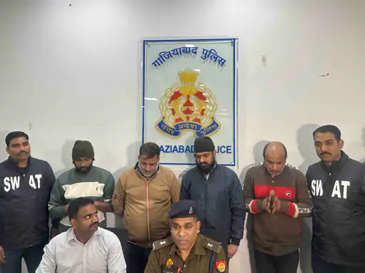 गाजियाबाद (Ghaziabad) में डॉक्टरों का नाटक करने वाले एक क्रिमिनल गैंग का पर्दाफ़ाश हुआ है। इस मामले में चार संदिग्धों को गिरफ्तार किया गया है।